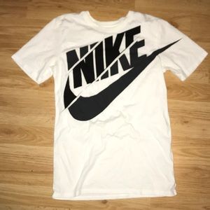 White nike T-shirt